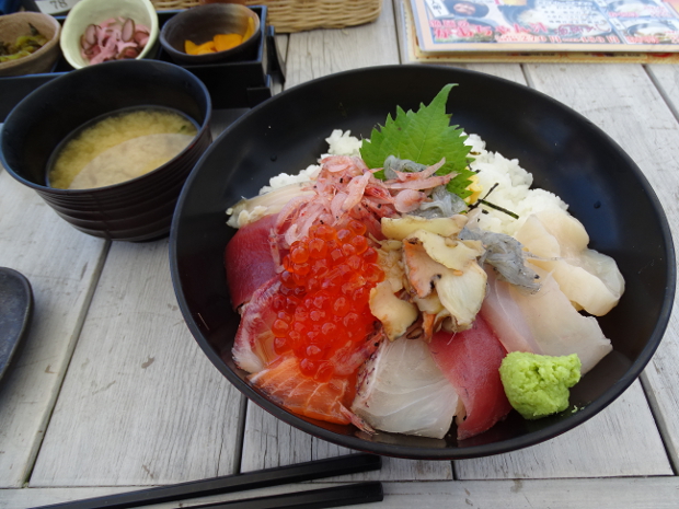 犬連れで海鮮丼が食べられる道の駅「伊東マリンタウン」