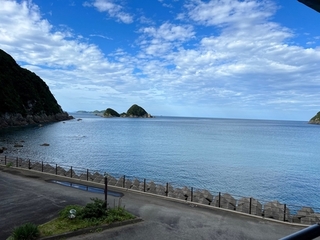 目の前には海が広がります。海を眺めての食事は癒されます