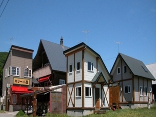 ウッディな一棟貸切のニセコ宿。冷暖房完備・マッサージ椅子付