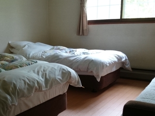 9畳サイズコンパクトなツインベッド　ソファー、トイレ付