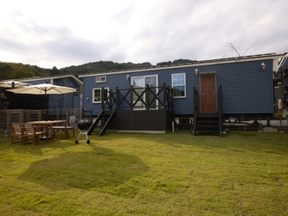 トレーラーハウスF