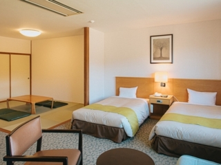 【禁煙】和洋室（ツイン＋６畳）　45平米