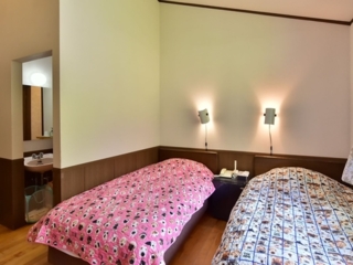 洋室［ツイン］洗面・トイレ付