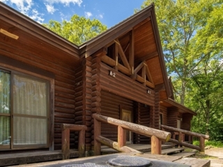 ペットもいっしょにお泊まりできます。コテージ10人用